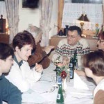 Zenos Literatur- und Autorentreffen in Segnitz sind den meisten Teilnehmern unvergeßlich. An diesem Tisch im Gasthaus zum Goldenen Anker saßen 1997 die Romanisten und Autoren von links Daniel Reimann, Martha Kleinhans, Harald Frank, John Gatt-Rutter, Gabriele Cihlo und Verena Seißinger. 