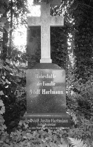 Das inzwischen aufgelassene Familiengrab Hartmann, aufgenommen 1994. Den Grabstein gibt es heute noch, er wurde jedoch von der Stadt Marktbreit an einem anderen Platz auf dem Friedhof abgestellt, ohne die Urne ebenfalls zu versetzen. (Bild W. Hartmann)