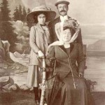 Dieses Bild der Familie Schmitz (Letizia, genannt Titina, sowie Ettore und Livia) wurde 1910 von einem Photographen am Bürgenstock am Vierwaldstätter See aufgenommen. Drei Jahre später besuchte die Familie auch Würzburg und Segnitz. (Bild © Zenos Verlag 1987, mit freundlicher Genehmigung von Letizia Fonda Savio †, Triest.)
