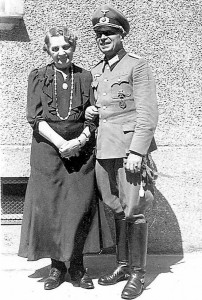 Wolf Justin Hartmann mit seiner Mutter Maria Hartmann („Mariechen“) um 1941 bei einem Urlaub von der Front in München