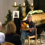 Der Flamenco Gitarrist Manolo Lohnes sorgte bei der Trauerfeier für Christof Jung für den zum vorgetragenen Gedicht von Federico García Lorca passenden musikalischen Rahmen. (Bild: hmh.)