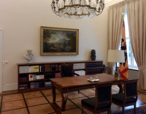 Das Arbeitszimmer des Bundespräsidenten in Berlin, Schloß Bellevue, im jahre 2013. Auf dem Bücherregal links die Kleist-Büste von Wichmann, rechts eine Büste des Reichspräsidenten Ebert. Bild: Günther Emig