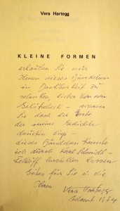 Das ist die im Text erwähnte Widmung auf dem Titelblatt von Vera Harteggs 1974 gedruckten Gedichtband. Durch die geringe Opazität des Papiers ist außerdem der Text auf dem folgenden Blatt noch schwach zu erkennen: „Für Karl Schmidt-Rottluff. Den Maler und seine Frau.“ (Bild © Zenos Verlag 2017.)