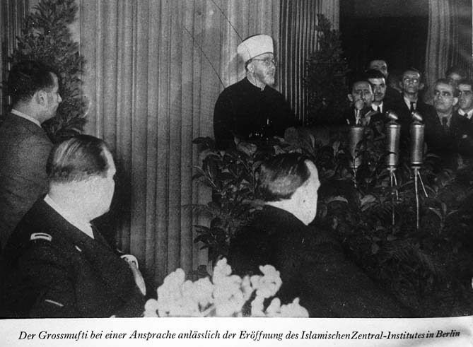 Amin al-Husseini bei seiner Ansprache vor nationalsozialistischen und mohammedanischen Judenhassern am 18. Dezember 1942. Abbildung aus Ahmads Biographie; das Bild hat Ahmad selbst aufgenommen.